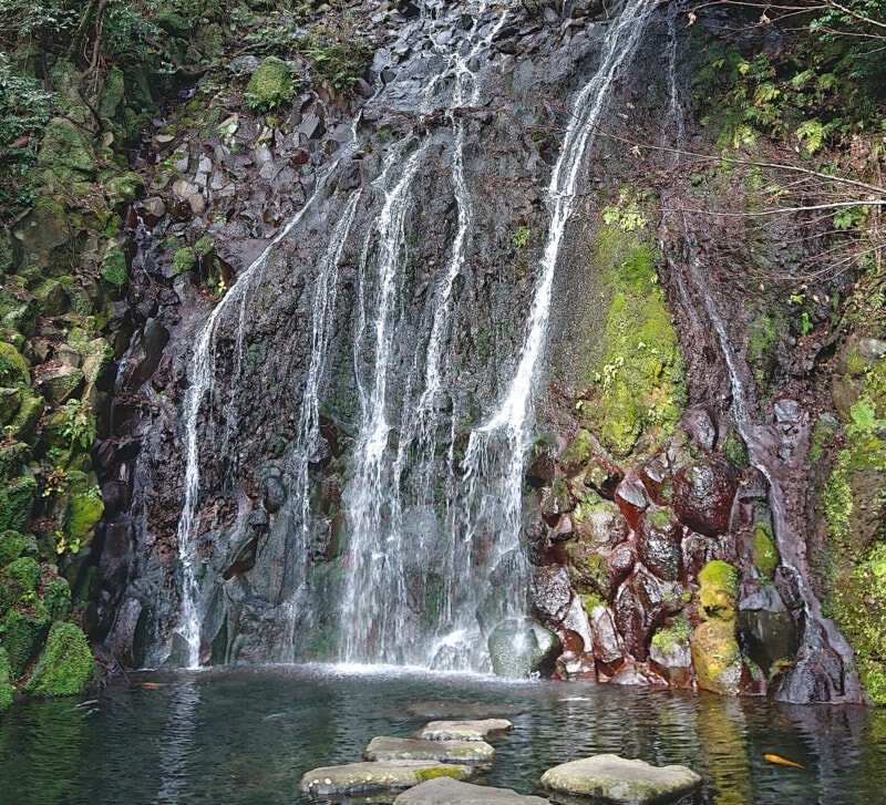 伏流水が湧き出る箱根湯本の名瀑庭園