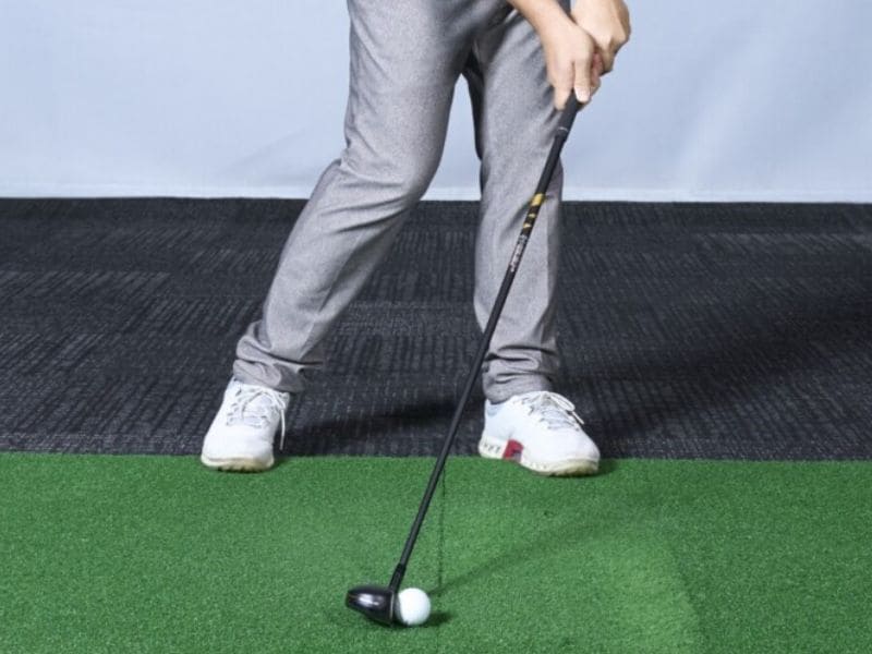 ユーティリティでトップする原因と対策｜ボールの位置と打ち方でミスを防ぐ！