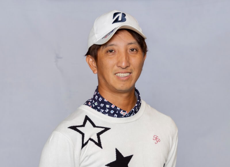 背中を真っすぐに構えるのはNG！正しい構え方をプロが解説