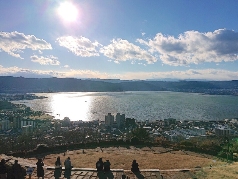 諏訪湖を一望する絶景のアニメの聖地