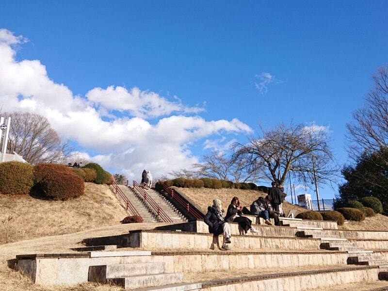 諏訪湖を一望する絶景のアニメの聖地