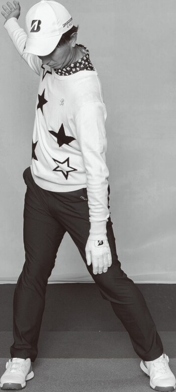 「右ヒザを曲げたまま」は間違い？バックスイングの正解は？