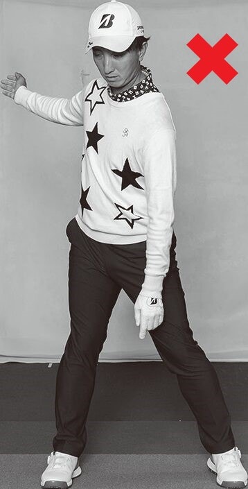 「右ヒザを曲げたまま」は間違い？バックスイングの正解は？