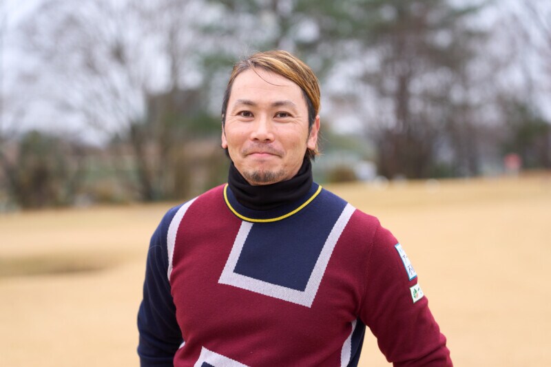 安定したアプローチのコツは?「右足をうしろに引いて…」プロが解説