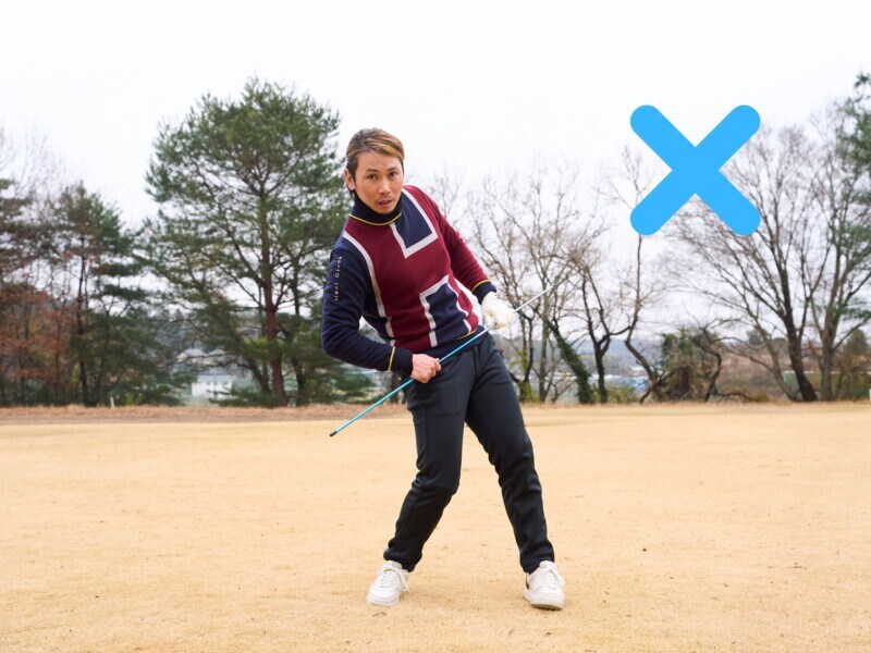 安定したアプローチのコツは?「右足をうしろに引いて…」プロが解説