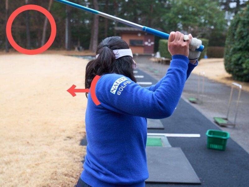 飛距離アップのコツは「右肩の位置」に注目！女子プロがレッスン