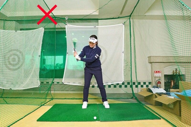 飛距離アップのコツは「右肩の位置」に注目！女子プロがレッスン