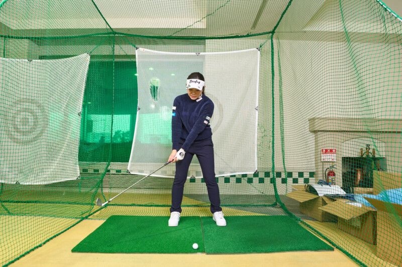 飛距離アップのコツは「右肩の位置」に注目！女子プロがレッスン