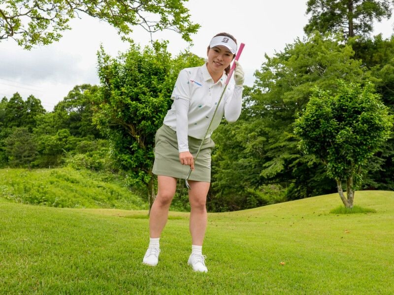 左足下がりのアプローチの打ち方！女子プロが寄せ方を解説