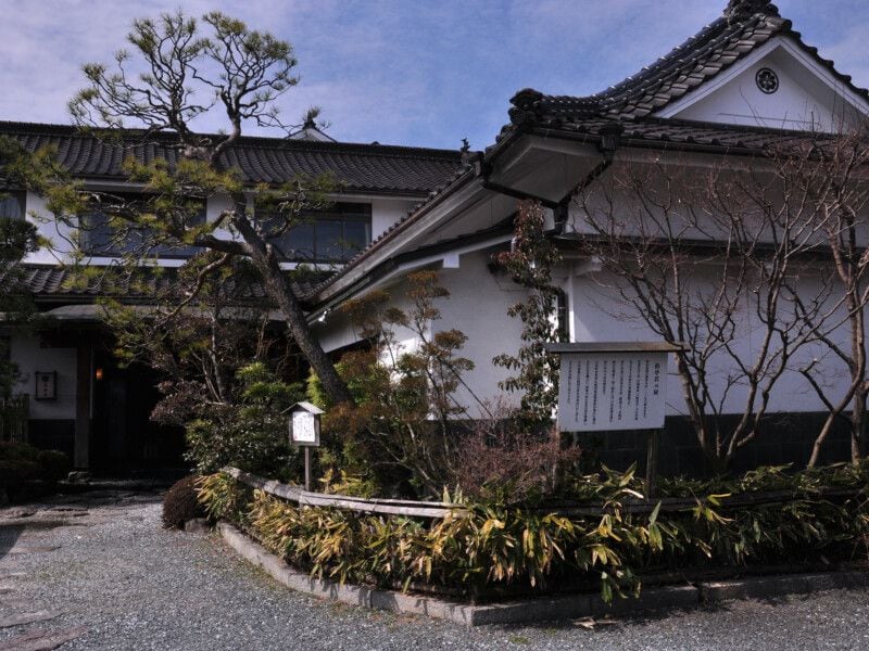 広々とした本格コースのあとに！創業100年越えの酒造や文化財巡りはいかが？