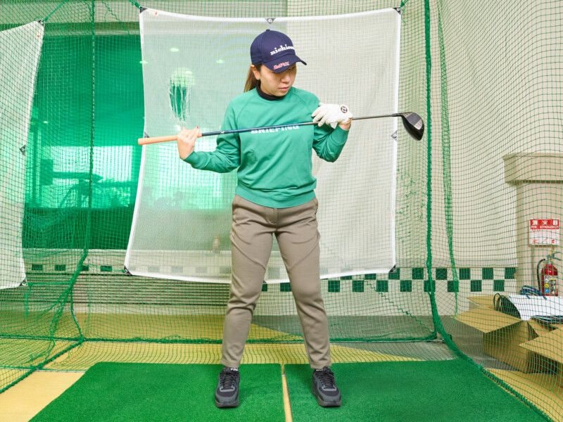 真っすぐ飛ばすコツを女子プロが解説!安定のコツは「バックスイングを…」