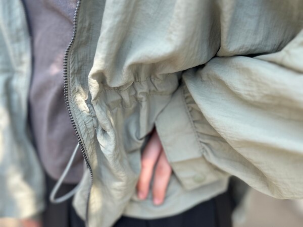 ワークマンのコスパ最強アウターが優秀すぎる！撥水ギャザージャケットを実際に着てみた！