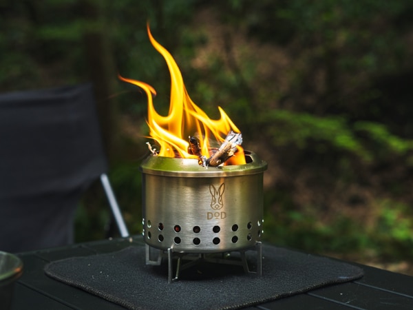 シェラカップと重ねて持ち運べる!超コンパクトに収納可能の焚き火台が優秀すぎる!