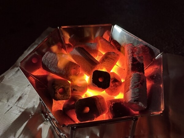 キャンプで失敗しがち！薪と炭の簡単な火おこしと失敗しないためのコツを上級者が徹底解説！