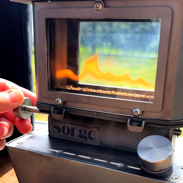 ソロキャンプを変える！1台5役の多機能ミニアイロンストーブが天才すぎる！