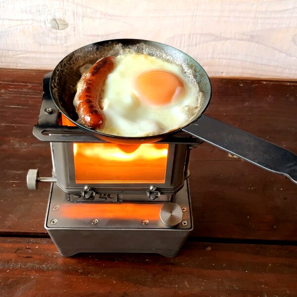 ソロキャンプを変える！1台5役の多機能ミニアイロンストーブが天才すぎる！