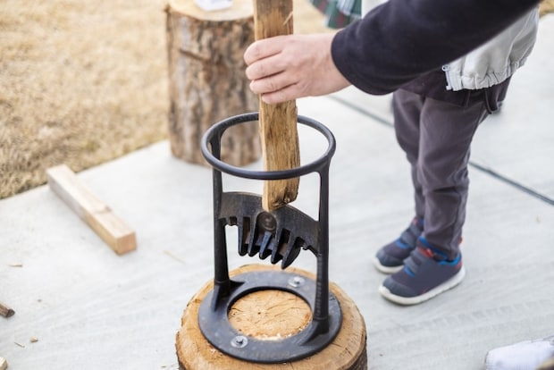 女子ソロキャンプの「薪割り問題」を解決！簡単に割ることができるコツを紹介！