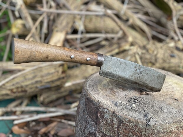 女子ソロキャンプの「薪割り問題」を解決！簡単に割ることができるコツを紹介！
