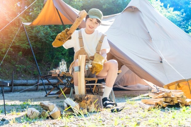 女子ソロキャンプの「薪割り問題」を解決！簡単に割ることができるコツを紹介！