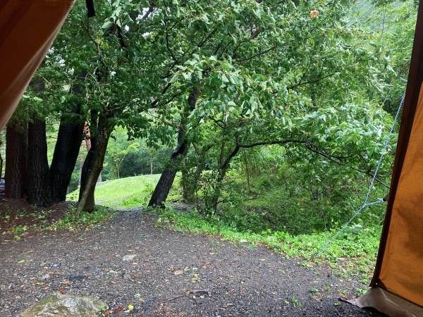 “雨キャンプ”上級者は絶対やってる！簡単にできる濡れない対策が神すぎた…！