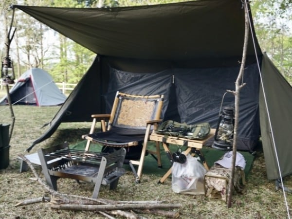 “雨キャンプ”上級者は絶対やってる！簡単にできる濡れない対策が神すぎた…！