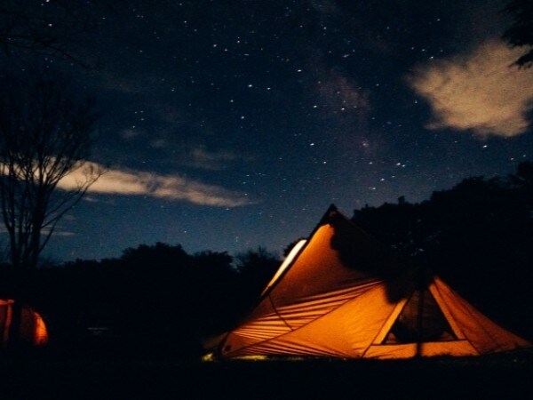 “雨キャンプ”上級者は絶対やってる！簡単にできる濡れない対策が神すぎた…！
