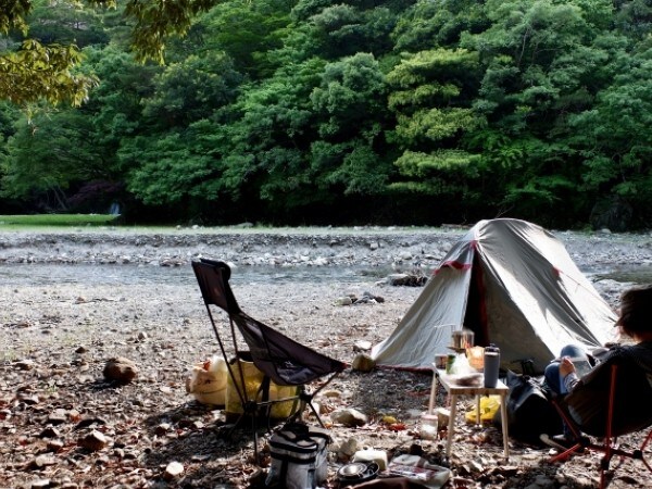 “雨キャンプ”上級者は絶対やってる！簡単にできる濡れない対策が神すぎた…！