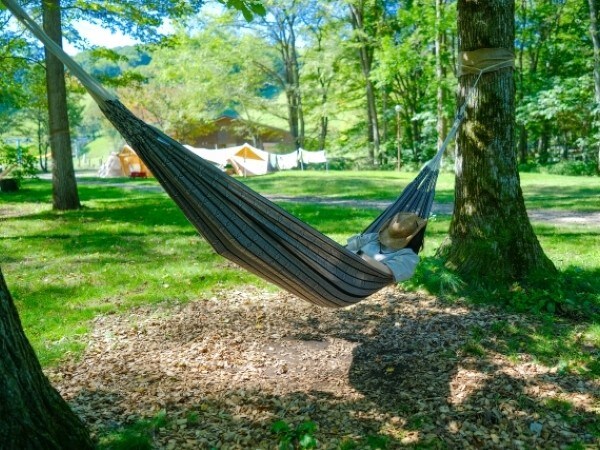 “雨キャンプ”上級者は絶対やってる！簡単にできる濡れない対策が神すぎた…！