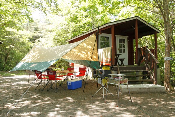 知らないと失敗するかも？グランピングとコテージの違いを徹底解説！