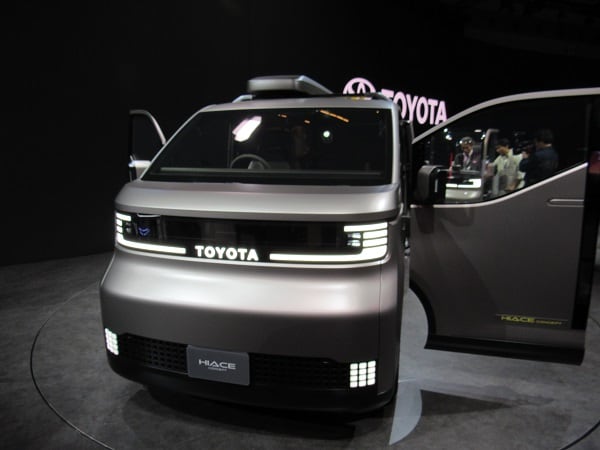 ジャパンモビリティショー2025にトヨタのハイエースコンセプトが登場！内装が凄すぎた…！