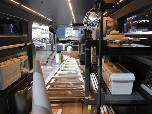ジャパンモビリティショー2025にトヨタのハイエースコンセプトが登場！内装が凄すぎた…！