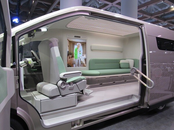 ジャパンモビリティショー2025にトヨタのハイエースコンセプトが登場！内装が凄すぎた…！