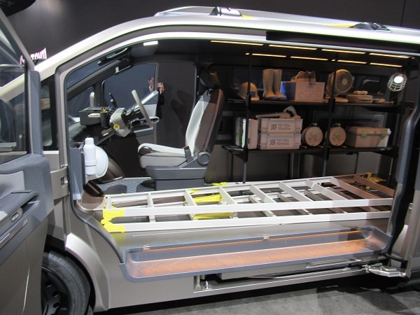 ジャパンモビリティショー2025にトヨタのハイエースコンセプトが登場！内装が凄すぎた…！
