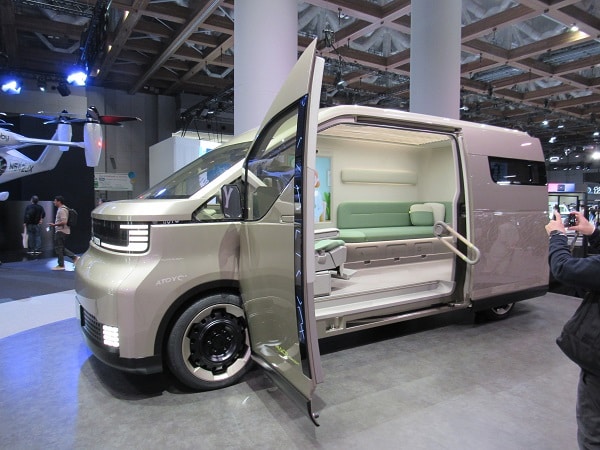 ジャパンモビリティショー2025にトヨタのハイエースコンセプトが登場！内装が凄すぎた…！