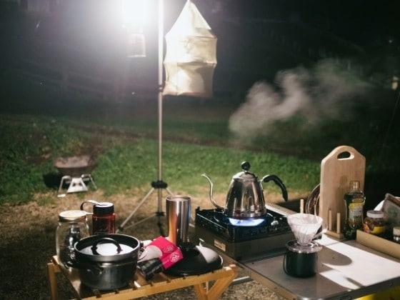【無骨キャンプ】ランタンスタンドのタイプ別のおすすめ商品を上級キャンパーが厳選紹介！
