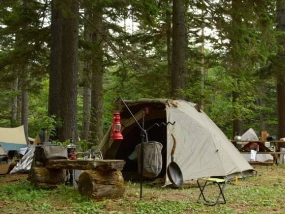 【無骨キャンプ】ランタンスタンドのタイプ別のおすすめ商品を上級キャンパーが厳選紹介！