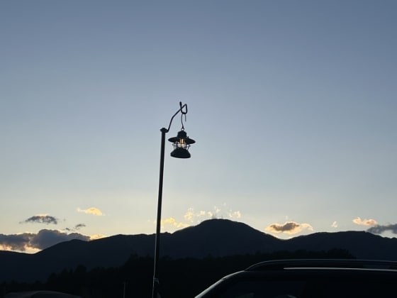 【無骨キャンプ】ランタンスタンドのタイプ別のおすすめ商品を上級キャンパーが厳選紹介！