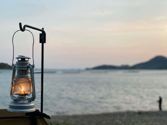 【無骨キャンプ】ランタンスタンドのタイプ別のおすすめ商品を上級キャンパーが厳選紹介!