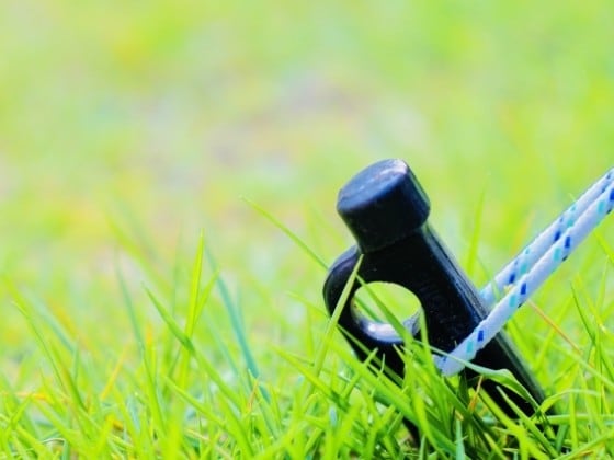 そのペグ危険かも！テント付属ペグの落とし穴と上級キャンパーが教える失敗しない選び方