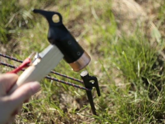 そのペグ危険かも！テント付属ペグの落とし穴と上級キャンパーが教える失敗しない選び方