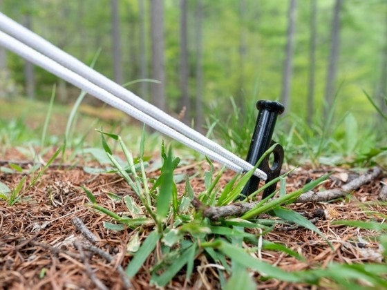そのペグ危険かも！テント付属ペグの落とし穴と上級キャンパーが教える失敗しない選び方