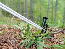 そのペグ危険かも！テント付属ペグの落とし穴と上級キャンパーが教える失敗しない選び方