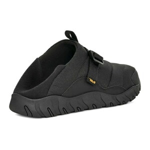 焚き火中も足元は快適。Tevaのぬくぬく靴が優秀すぎる