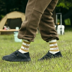 焚き火中も足元は快適。Tevaのぬくぬく靴が優秀すぎる