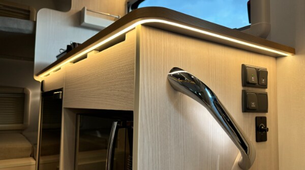 「駐車場問題」を解決！普通免許で運転できるコスパ最強なキャンピングカーが優秀すぎる！