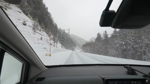 正直なめてた…10cm積雪×強風の雪中車中泊が想像以上だった