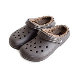 焚き火から離れた瞬間が地獄…冬キャンプの足元冷え、もこもこクロックスで解決