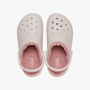 焚き火から離れた瞬間が地獄…冬キャンプの足元冷え、もこもこクロックスで解決