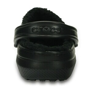 焚き火から離れた瞬間が地獄…冬キャンプの足元冷え、もこもこクロックスで解決