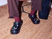 焚き火から離れた瞬間が地獄…冬キャンプの足元冷え、もこもこクロックスで解決